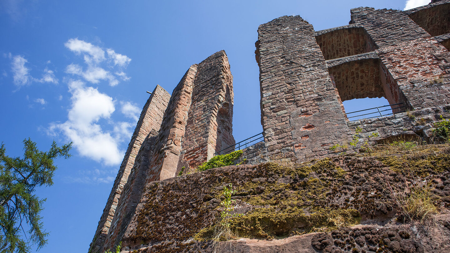 die Ruine der Ramburg thront auf einem massiven Burgfelsen die Ruine der Ramburg thront auf einem Burgfelsen
