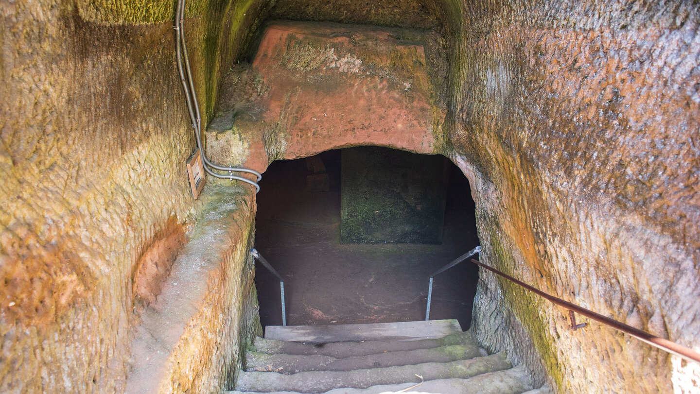 Zugang zum Felskeller der Burg Ramberg Zugang zum Felskeller der Burg Ramberg