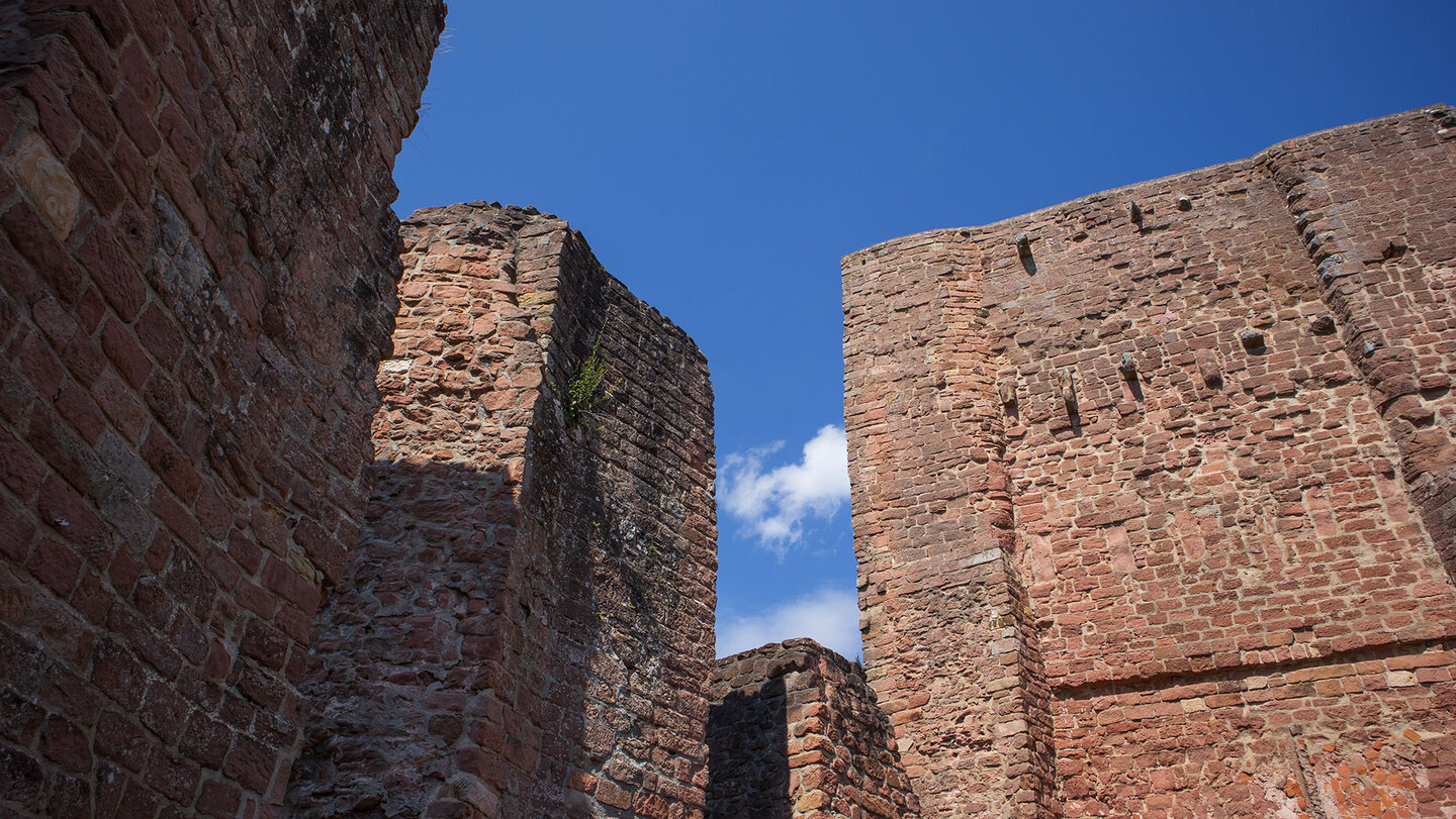 die Mauern der Kernburg der Burg Ramburg im Pfälzerwald sind gut erhalten die Mauern der Kernburg der Burg Ramburg im Pfälzerwald