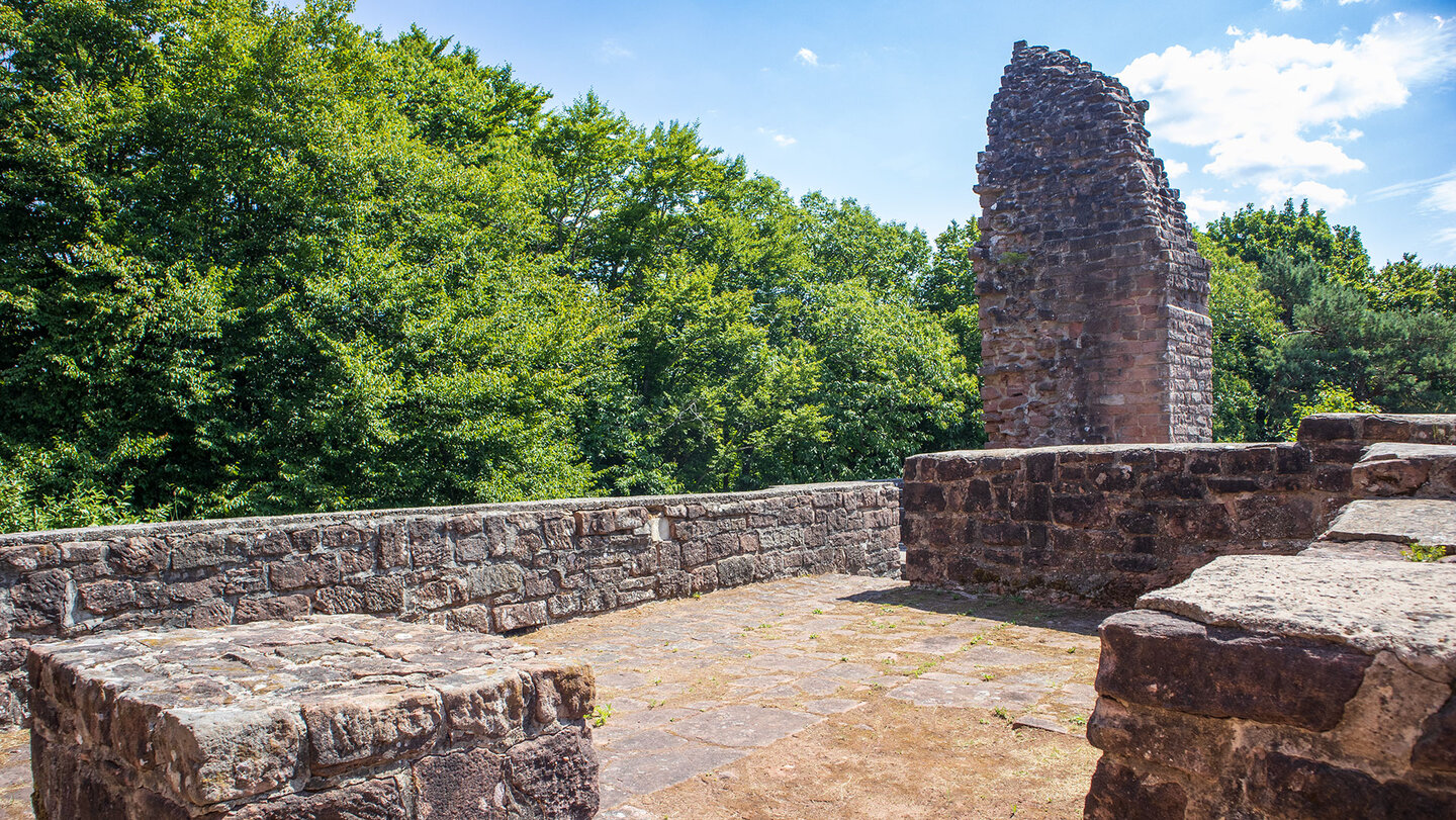 Ruine der Oberburg der Burg Ramburg bei Ramberg Oberburg der Burg Ramburg bei Ramberg