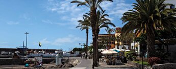 Restaurants und Cafés an der Hafenpromenade in Playa San Juan