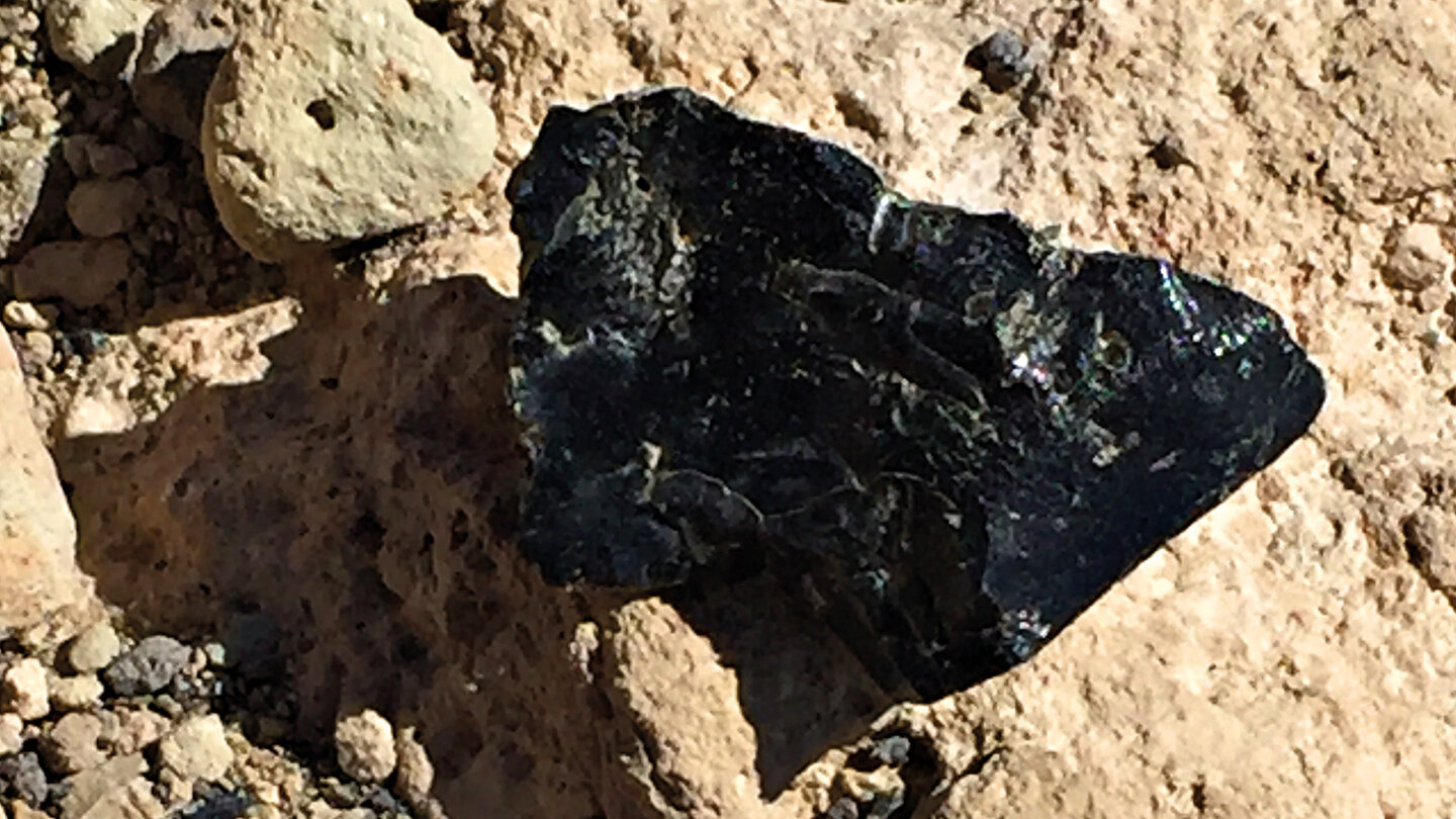 schwarzglänzender Obsidiansplitter am Mirador del Tabonal Negro auf Teneriffa