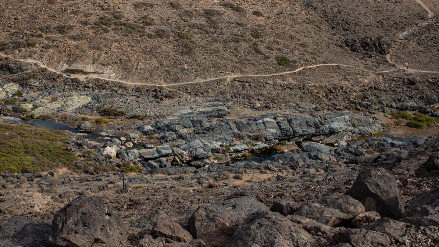 Ausblick über den Bachlauf zwischen Felsformationen im Barranco de los Molinos
