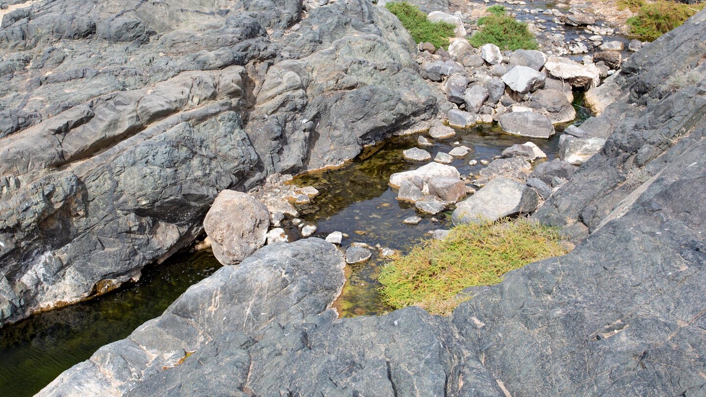 die ausgewaschenen Felsformationen in der Nähe der Mündung der Schlucht ins Meer