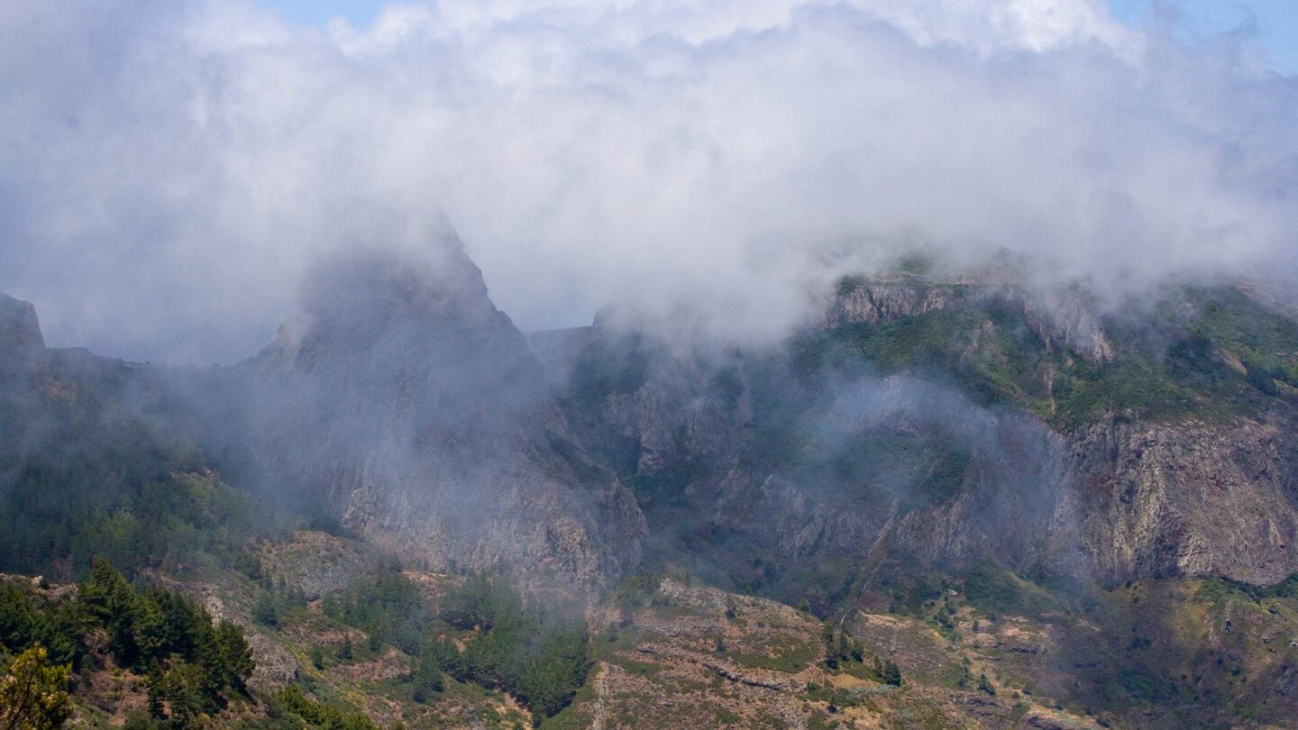Blick auf den wolkenumhangenen Roque de Agando - La Gomera