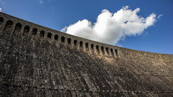 Staumauer der Schwarzenbach-Talsperre