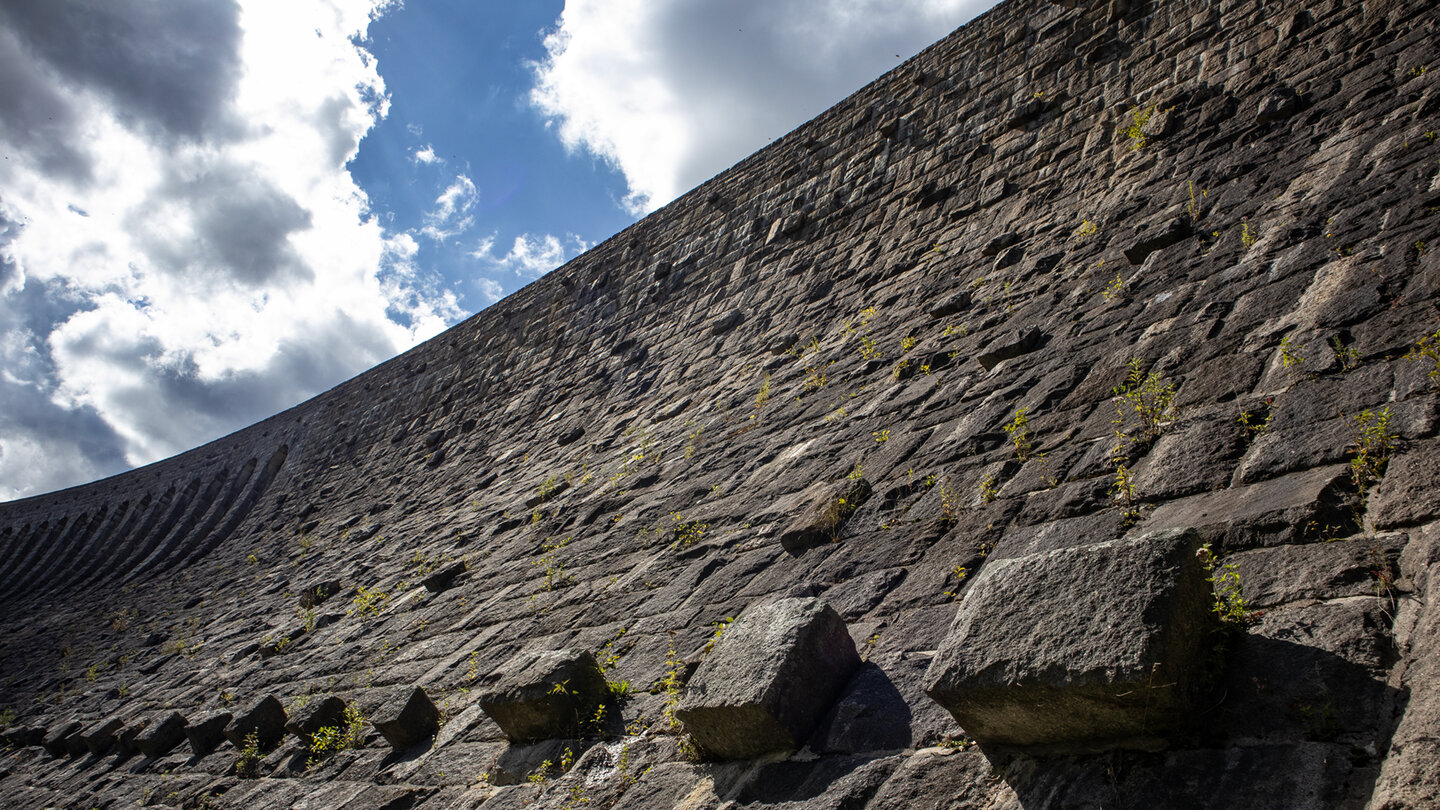 Felsblöcke im Mauerwerk der Schwarzenbach-Talsperre