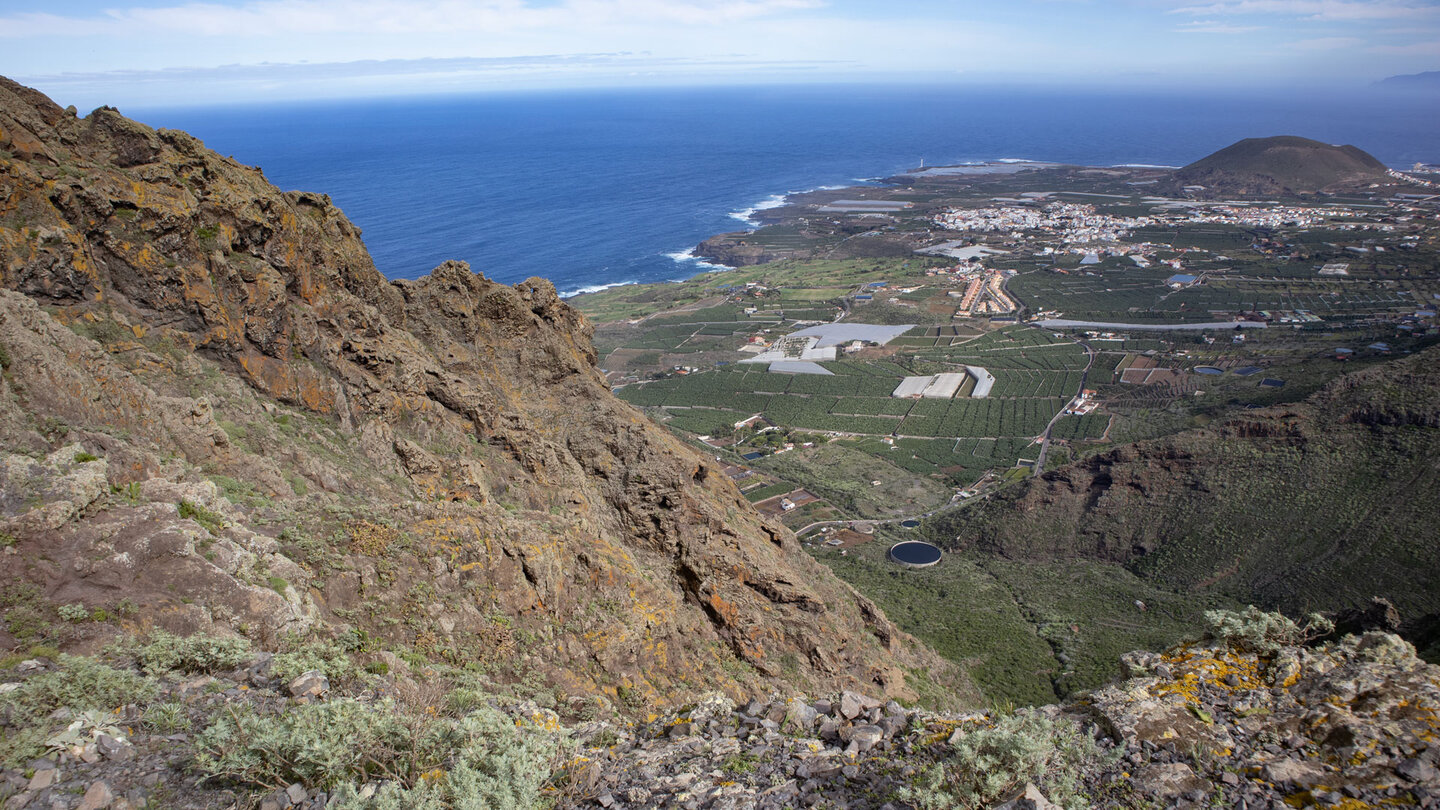 Blick über den Ausgangspunkt der Wanderung auf die Küste bei Buenavista