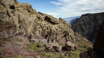 abgestürzte Felsblöcke am Wanderpfad