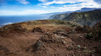 Ausblick über eine kraterförmige Erosionsfläche zum Norden Teneriffas