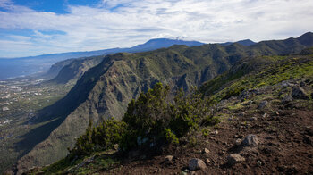 die steil abfallenden Klippen des Teno Gebirges über der Isla Baja