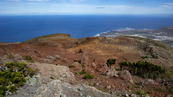 kraterförmige Erosionsfläche mit der tiefer gelegenen Isla Baja