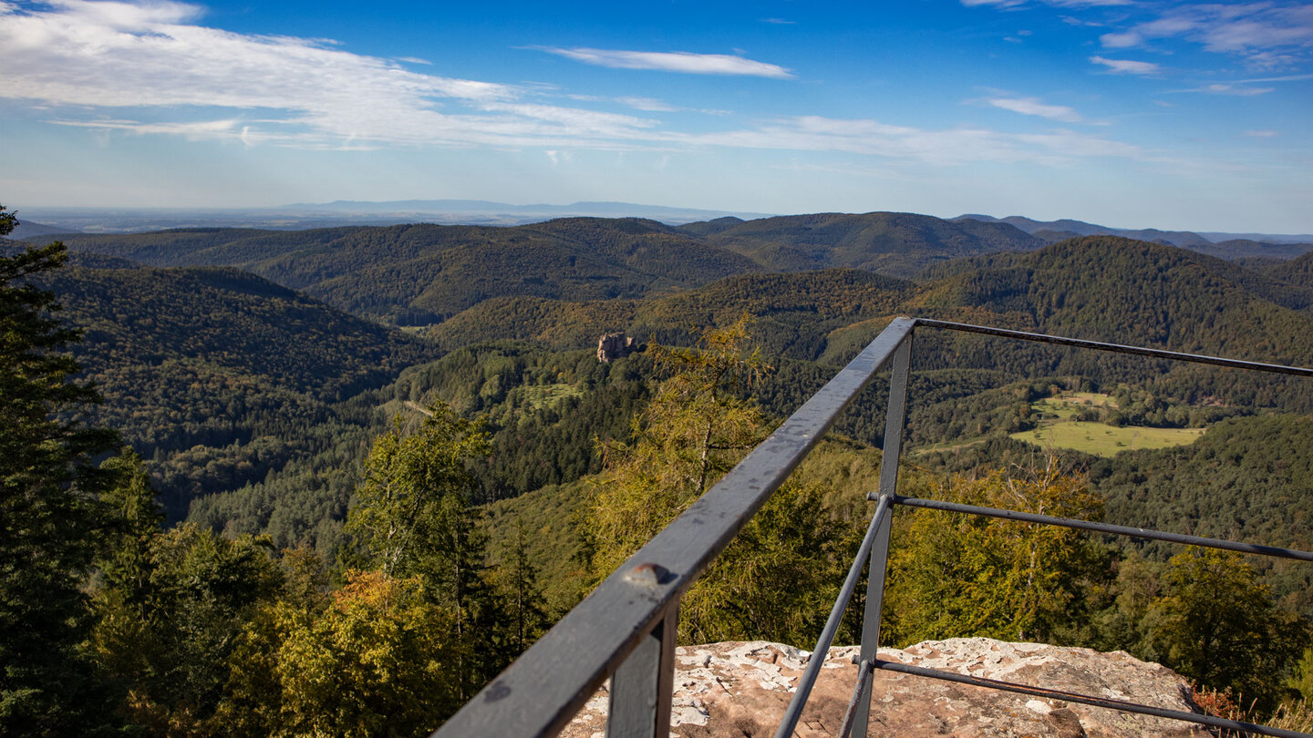Panoramablick von der Hohenbourg auf die Fleckenstein und die Vogesen