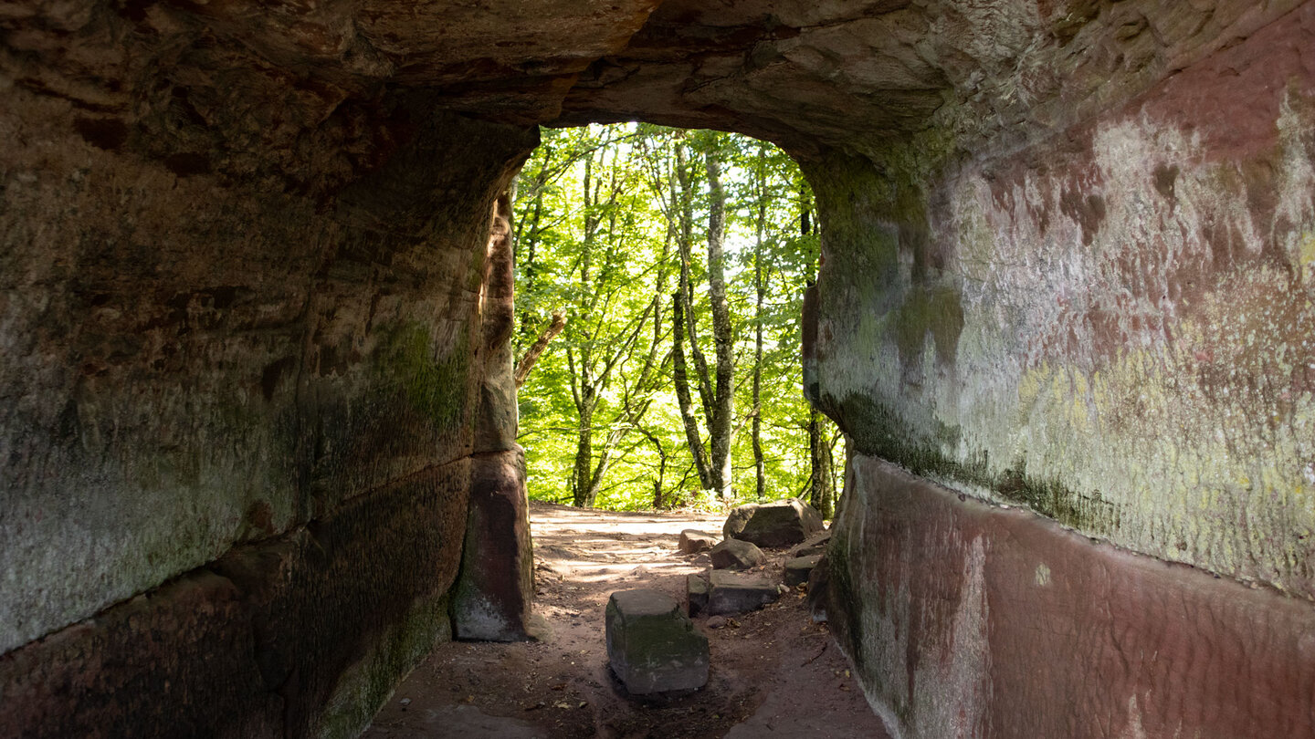 Tunnel im Burgfels der Ruine Loewenstein