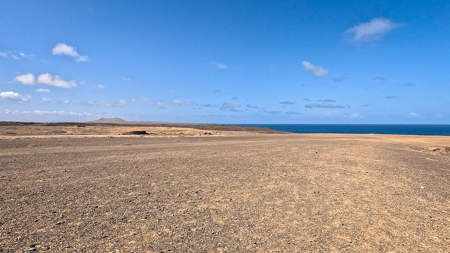 Route über das Kuestenplateau mit Blick zum Montaña Roja bei Playa Blanca Route mit Blick zum Montaña Roja bei Playa Blanca