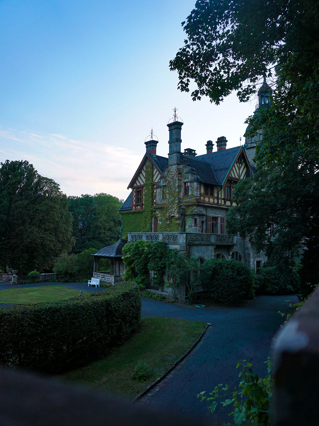 abendlicher Blick auf die Seitenfassade von Schlosss Ramholz