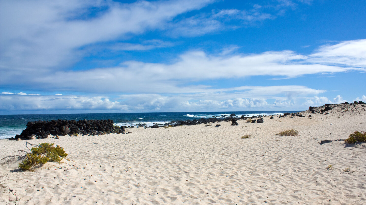 weite Sandfläche an der Caleta del Mojón Blanco