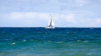 Segelboot auf dem tiefblauen Atlantik