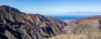 vom Aussichtspunkt Mirador El Toscón blickt man über die Ruta de las Presas bis Teneriffa