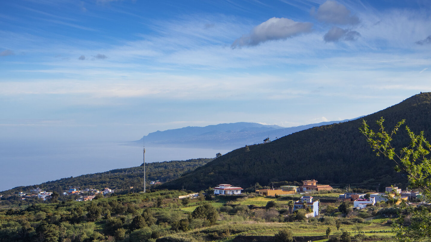 Blick über den Ort Erjos zur Küste