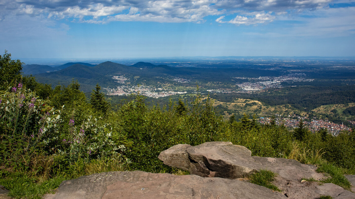 Blick von der Teufelsmühle bis in die Rheinebene