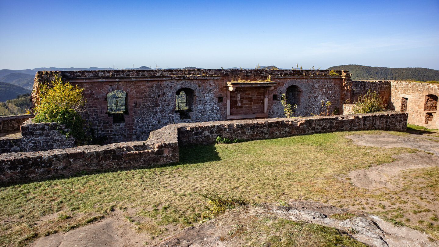 Burgplateau der Lindelbrunn – Sandsteinmauern und Weitblick über den Pfälzerwald