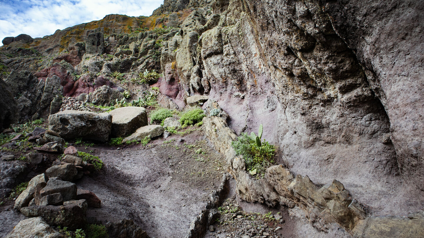 Wanderweg entlang buntem Erosionsgestein