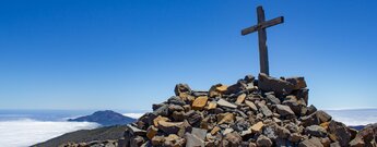 Blick übers Gipfelkreuz am Pico de la Nieve bis zur Cumbre Vieja