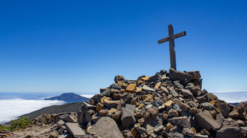 Blick übers Gipfelkreuz am Pico de la Nieve bis zur Cumbre Vieja
