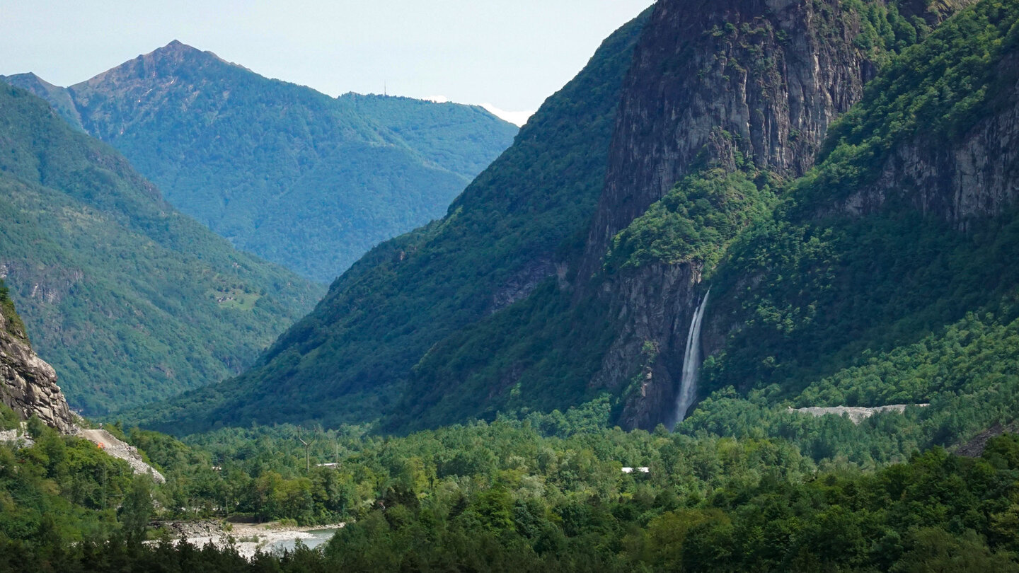 Blick auf die Cascata del Soladino im Valle Maggia