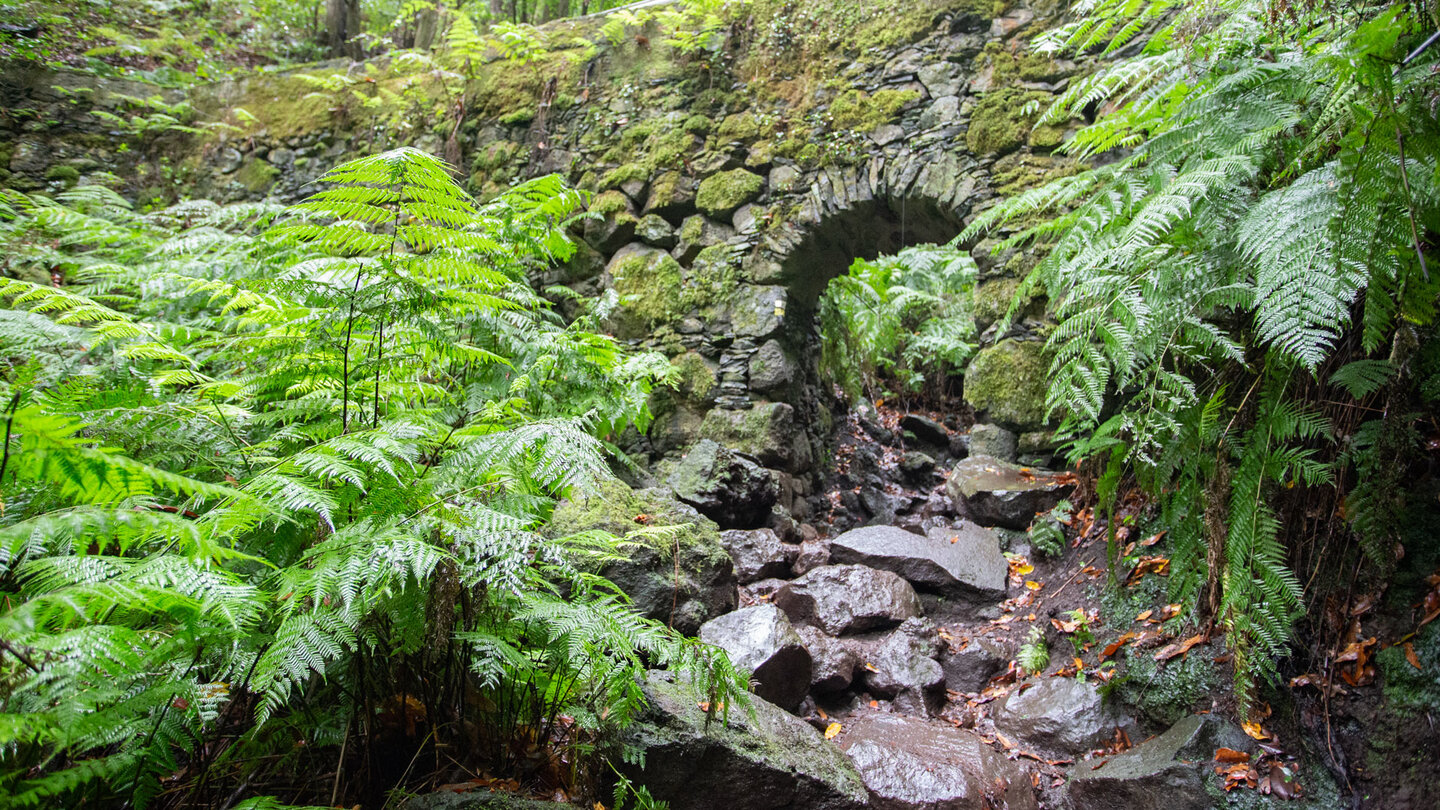 der Wanderweg führt durch ein gemauertes Aquädukt der Wanderweg führt durch ein gemauertes Aquädukt