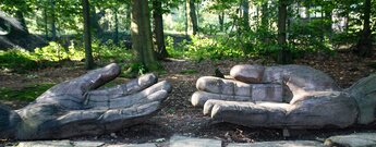 geschnitzte Hände auf dem Walderlebnispfad am Königstuhl in Heidelberg
