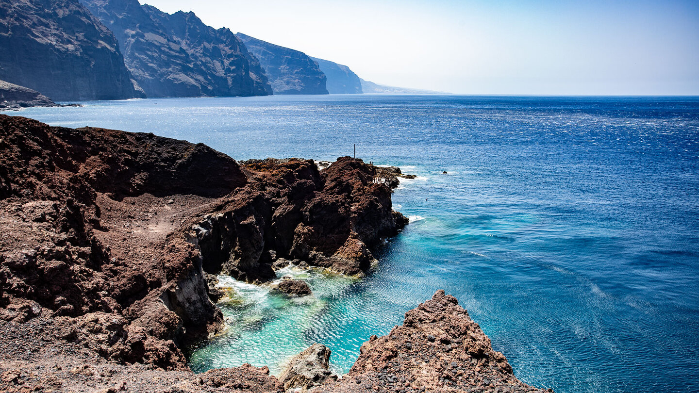 die steil zum Meer hin abfallenden Klippen des Teno-Gebirges