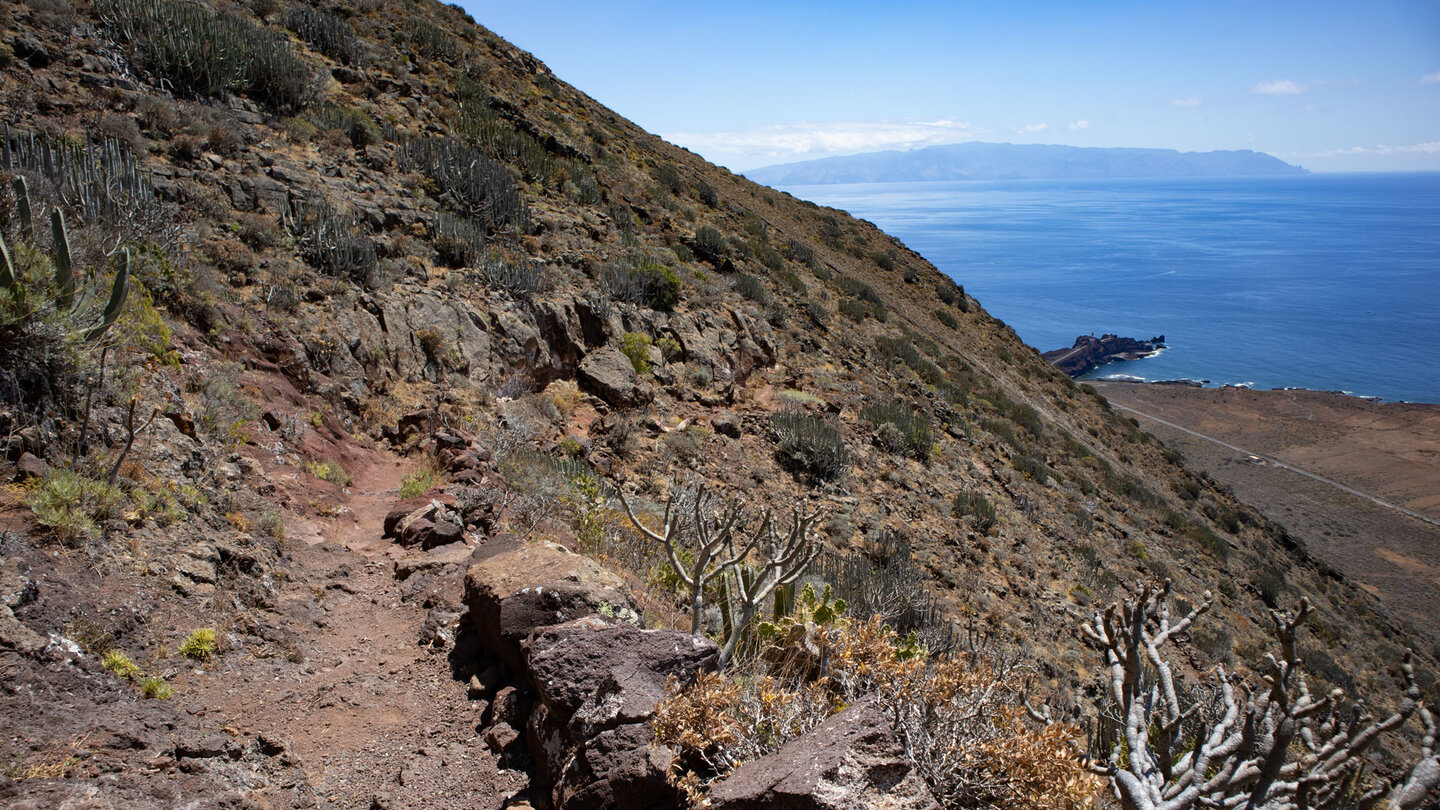 Ausblick über den Wanderpfad auf die Punta de Teno mit La Gomera am Horizont