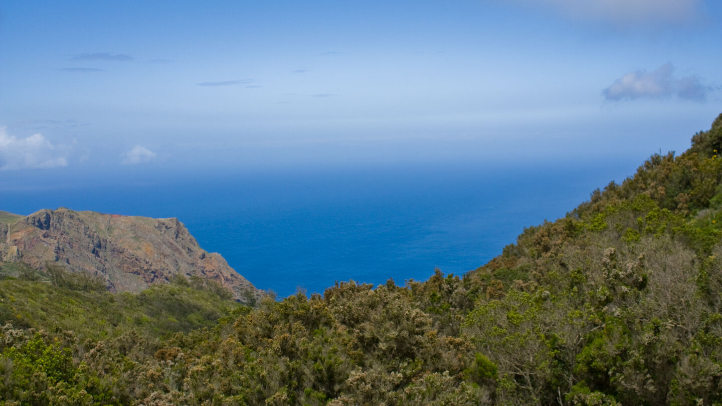 vom Wanderweg ergeben sich immer wieder Ausblicke auf den tiefblauen Atlantik