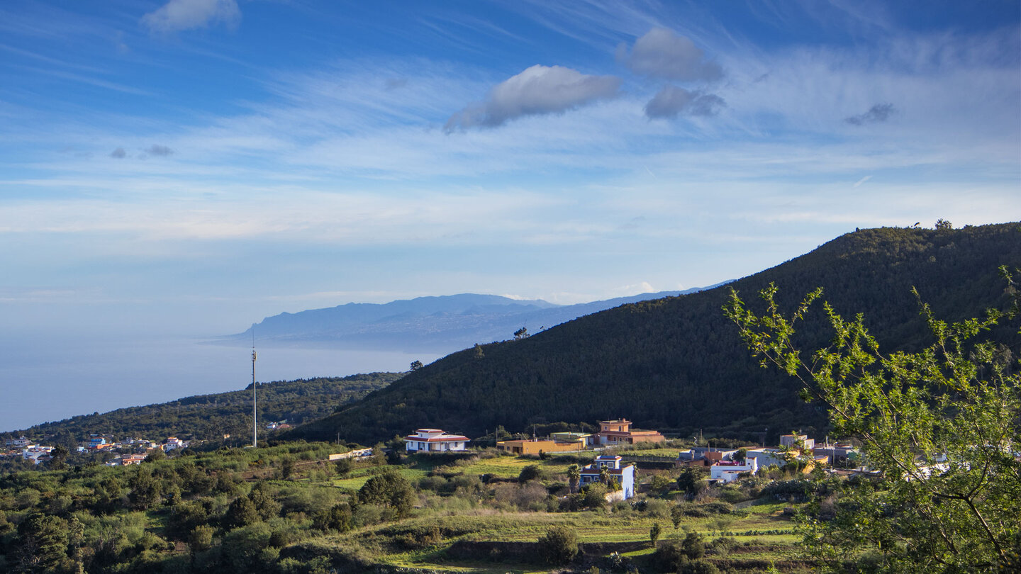 Ausblick über die Häuser von Erjos auf die Nordküste der Insel Teneriffa