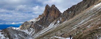 Weg mit Blick zur Roterdspitze in den Dolomiten