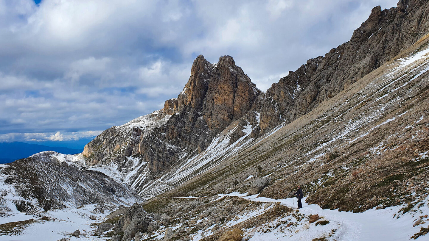 Wanderweg mit Blick zur Roterdspitze in den Dolomiten Weg mit Blick zur Roterdspitze in den Dolomiten