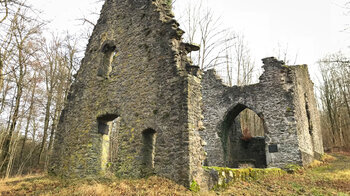 Mauerreste der Kirchenruine St. Valentin