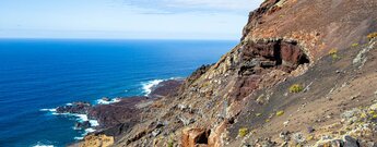 spektakulärer Ausblick entlang der Steilwand vom Mirador Lomo Negro II auf El Hierro