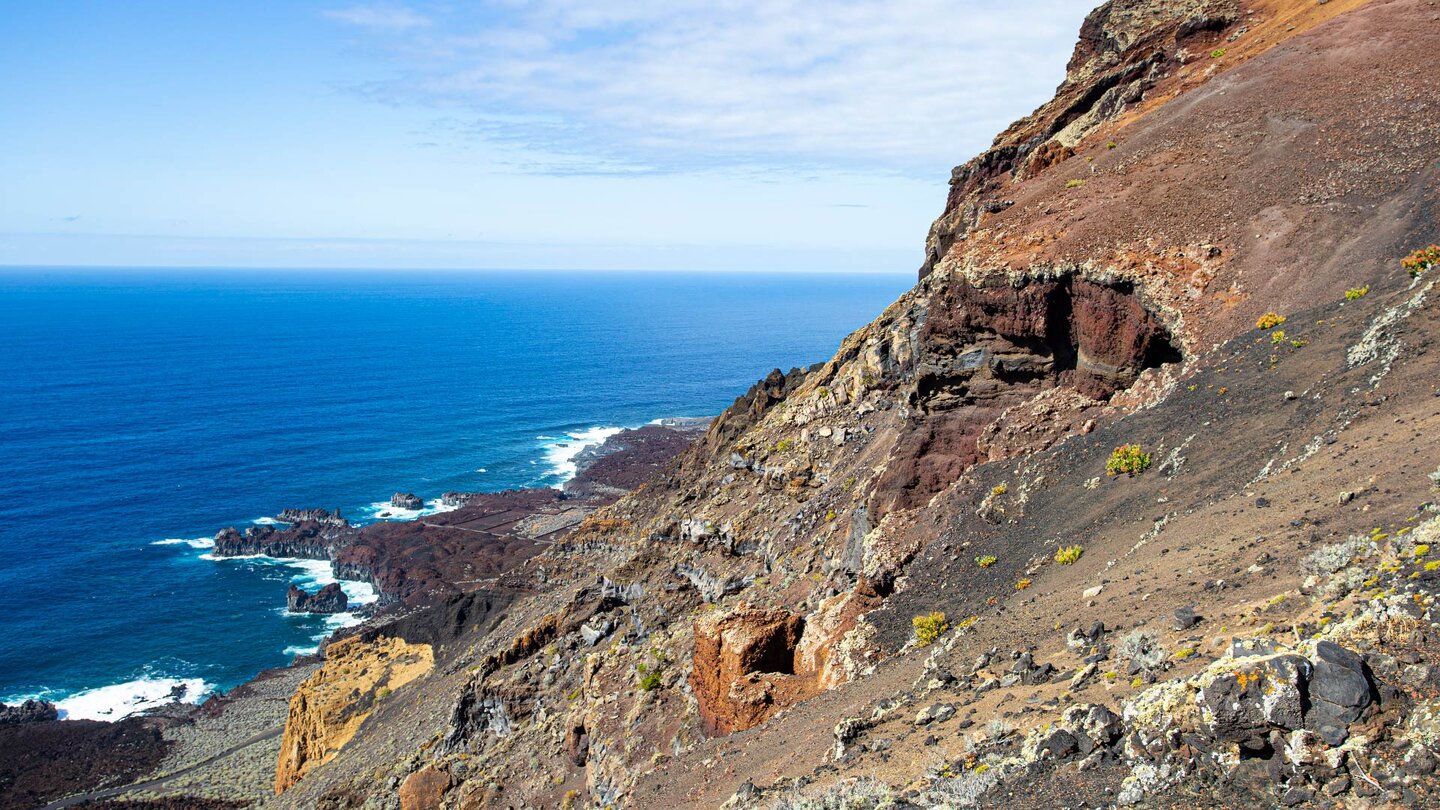 spektakulärer Ausblick entlang der Steilwand vom Mirador Lomo Negro II auf El Hierro spektakulärer Ausblick entlang der Steilwand vom Mirador Lomo Negro II auf El Hierro