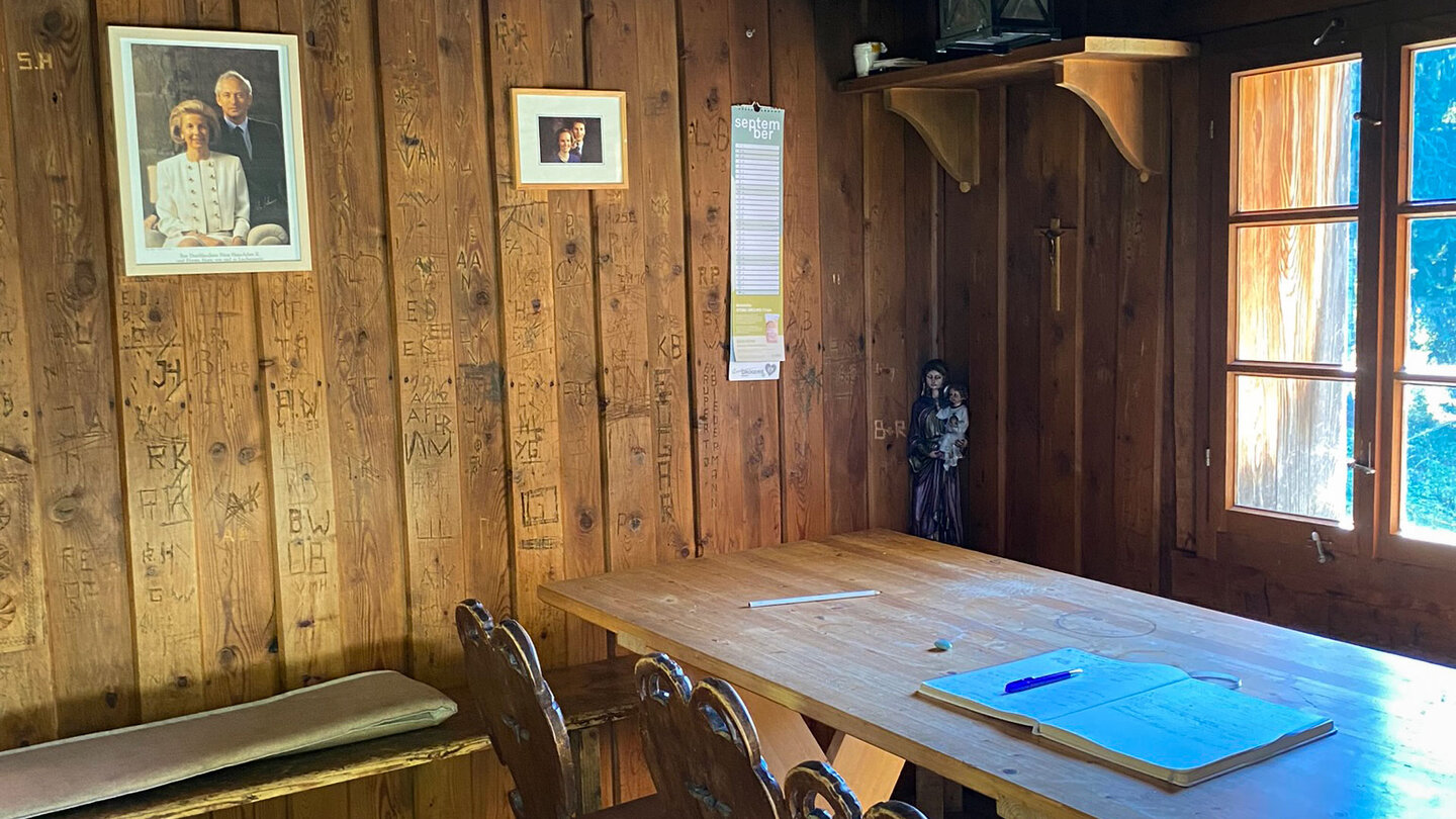 Sitzecke mit Gästebuch in der Paulahütte Sitzbereich mit Gästebuch in der Paulahütte