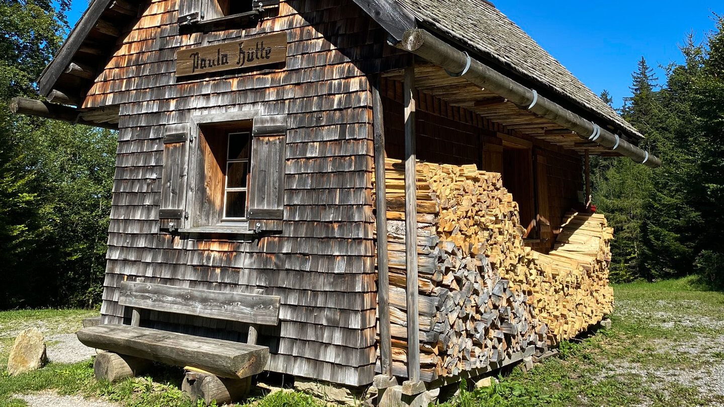 reichlicher Kaminholzvorrat an der Paulahütte Kaminholzvorrat an der Paulahütte