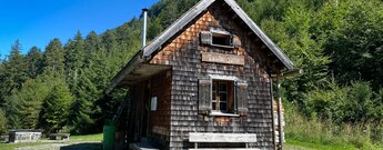 die mitten im Wald gelegene Paulahütte