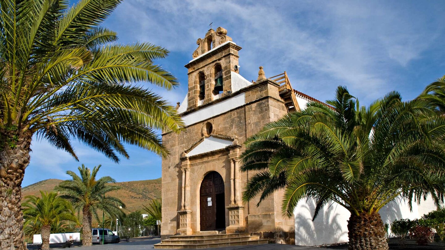 die Kirche Nuestra Señora de la Peña an der Plaza in Vega de Rio Palmas