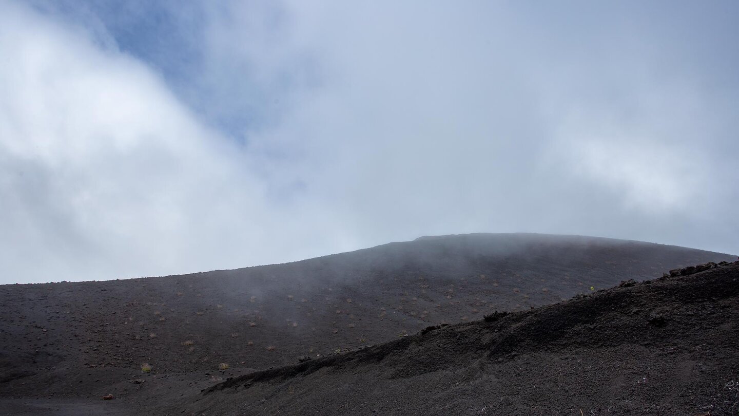schwarze Lapillifelder am Vulkankrater des Montaña Negra