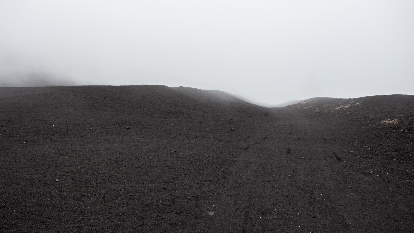 der Wanderweg entlang des Montaña Negra in Wolken