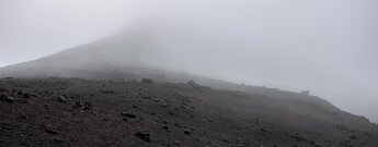 der Krater des Montaña Negra hüllt sich in Wolken