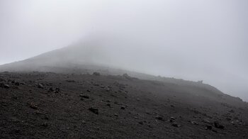 der Krater des Montaña Negra hüllt sich in Wolken