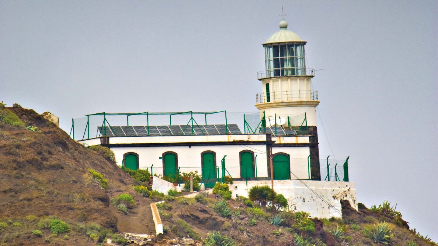 der Leuchtturm Faro de Anaga an der Küste von Chamorga der Leuchtturm Faro de Anaga an der Küste von Chamorga
